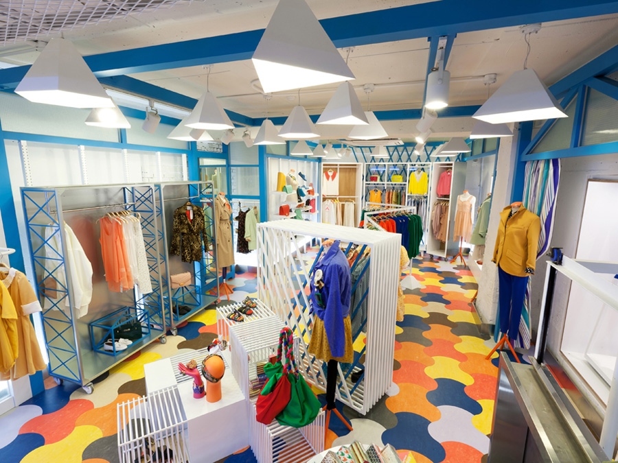 Màu sắc trong shop quần áo